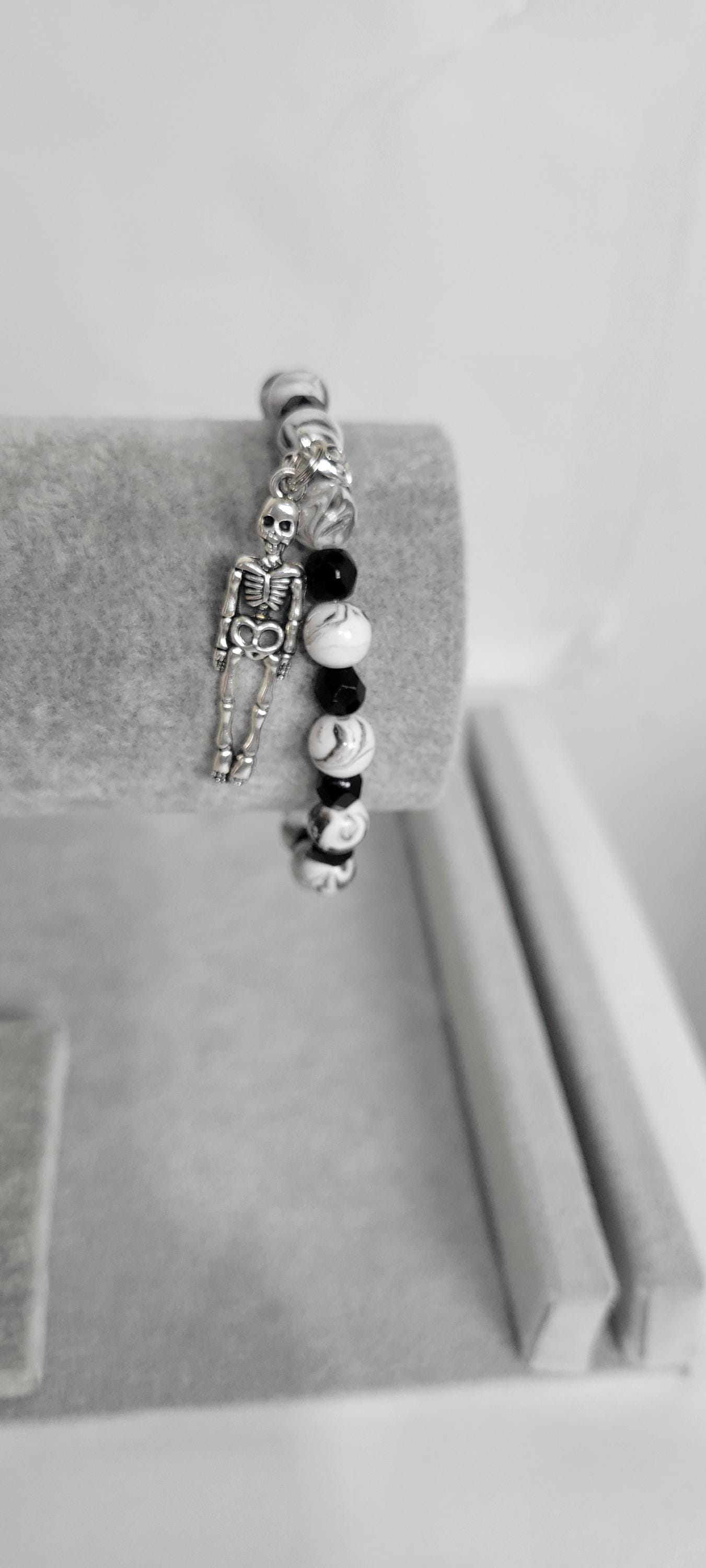 Hand crafted black & white crackle beaded skeleton charm bracelet - Thumbnail 5