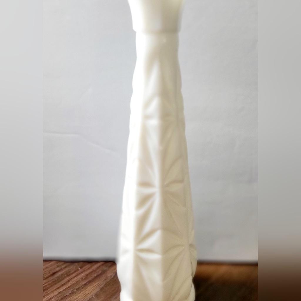 Vintage 9" Hoosier Glass Milk Bud Vase Starburst Pattern - Thumbnail 3