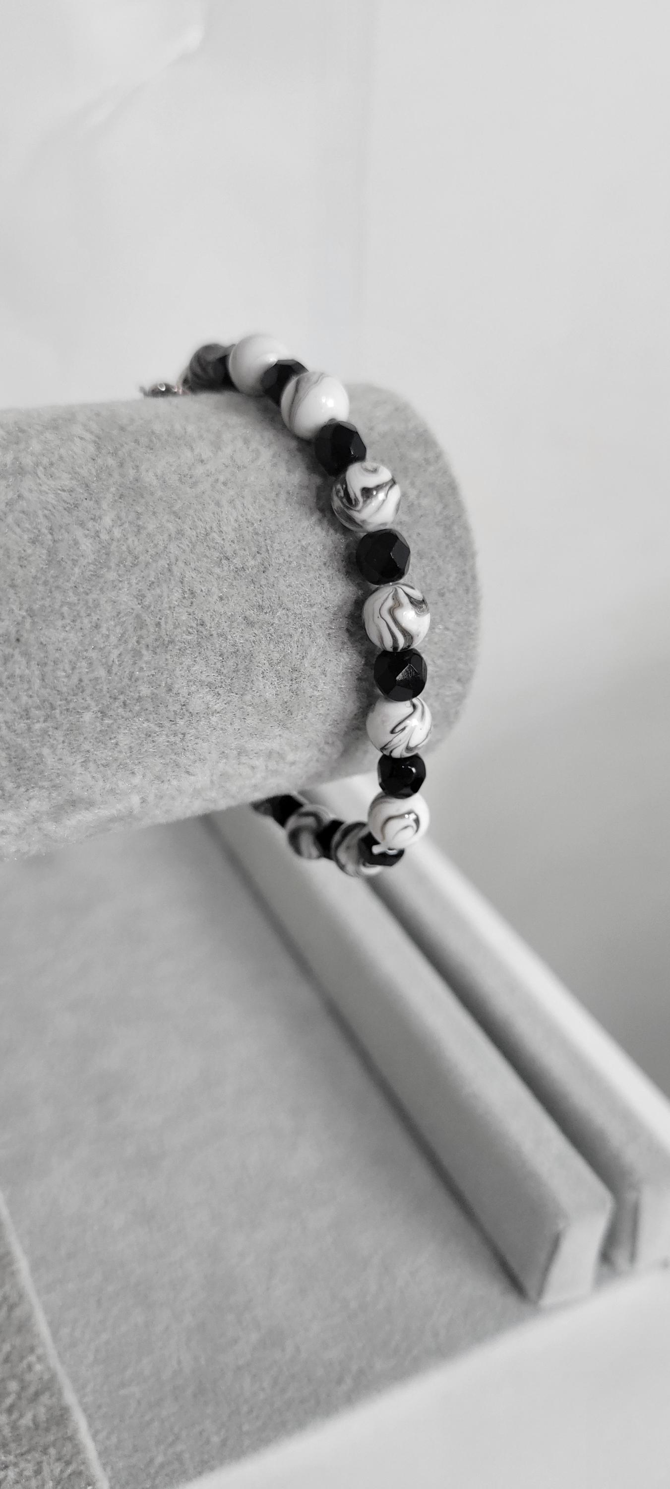 Hand crafted black & white crackle beaded skeleton charm bracelet - Thumbnail 3