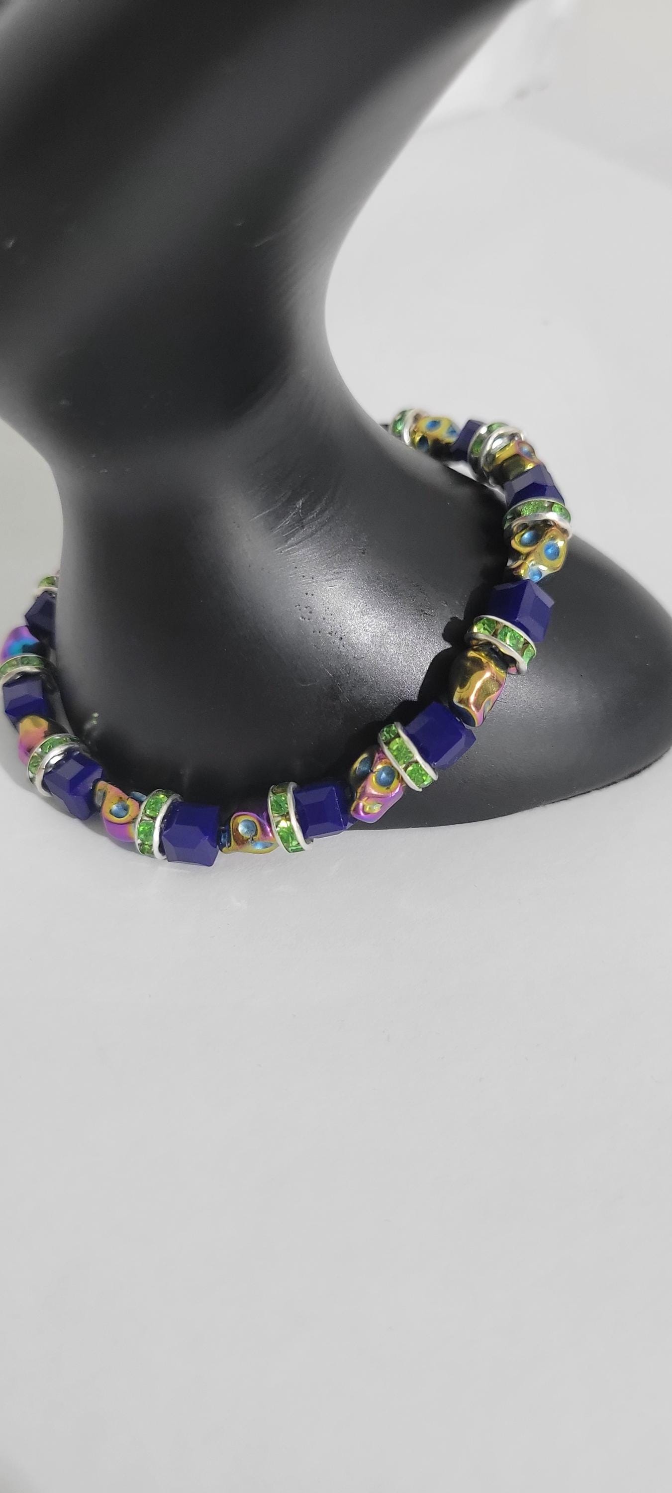 Hand crafted Halloween iridescent skull beaded bracelet - Thumbnail 2