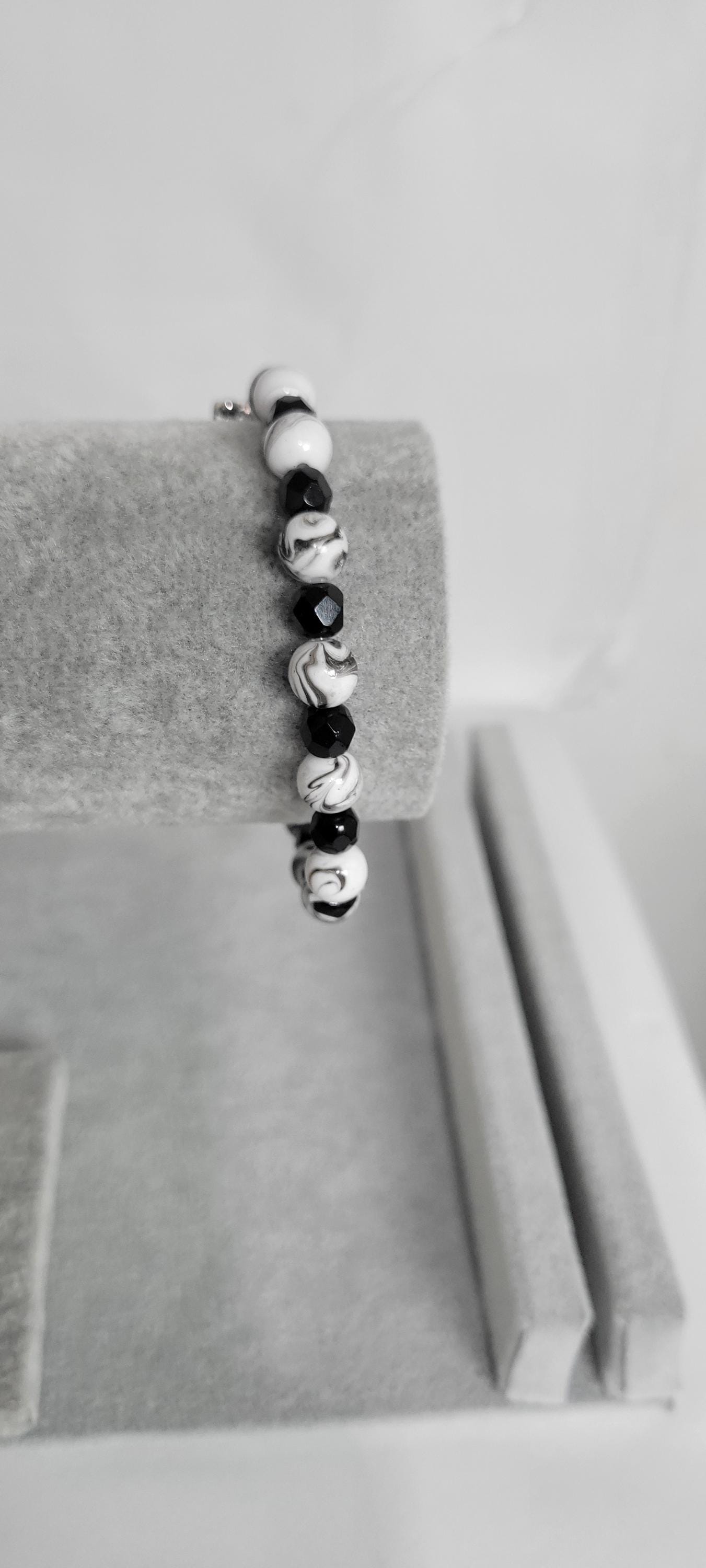 Hand crafted black & white crackle beaded skeleton charm bracelet - Thumbnail 6