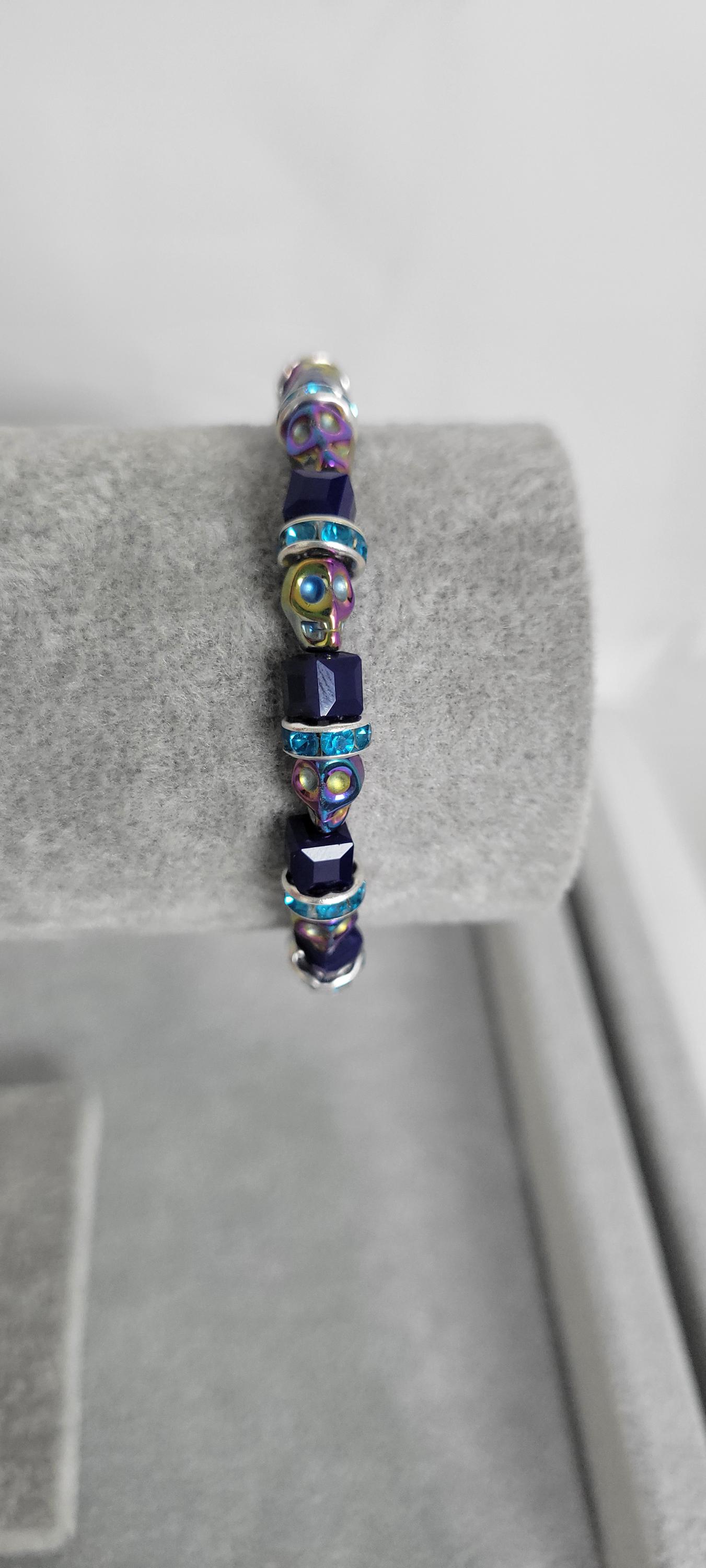 Hand crafted Halloween iridescent skull beaded bracelet - Thumbnail 7