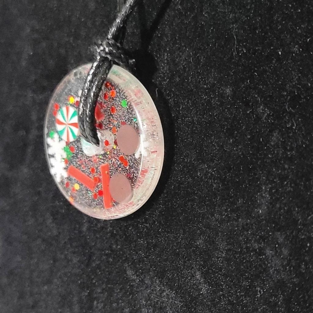Hand crafted Christmas medallion necklace - Thumbnail 3