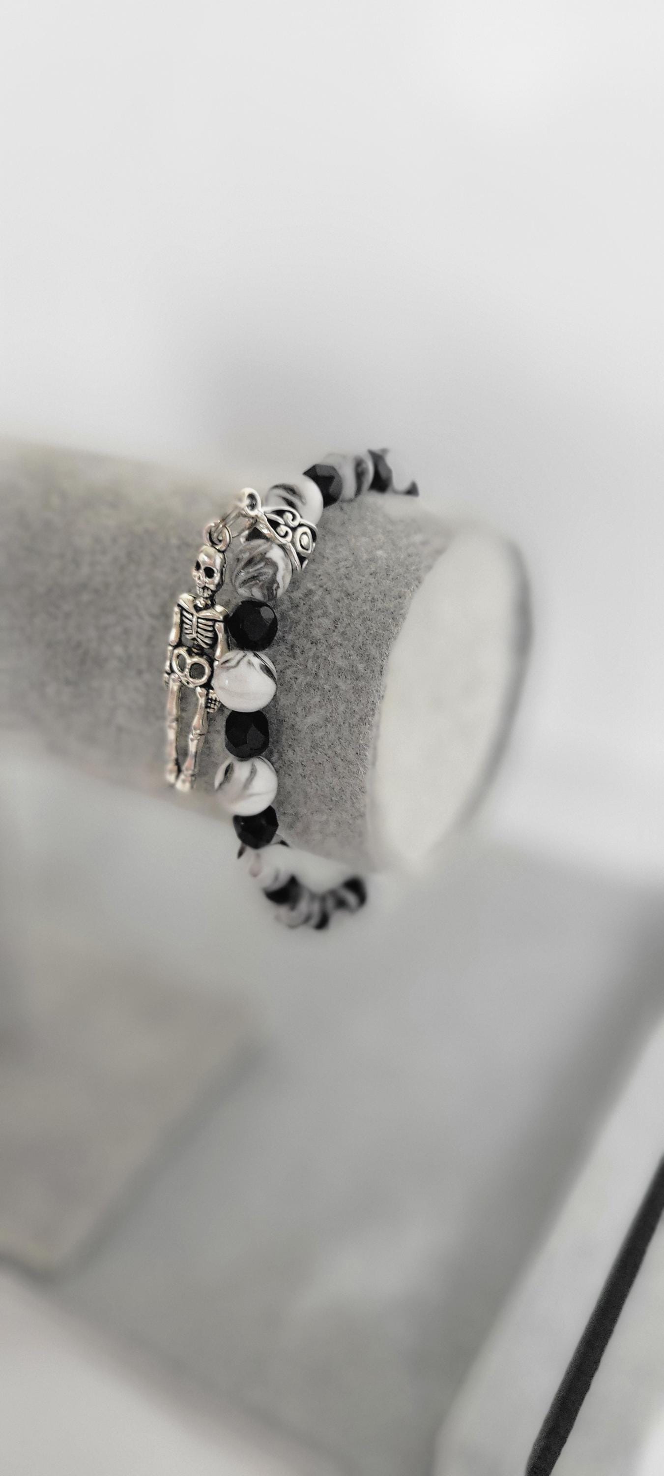Hand crafted black & white crackle beaded skeleton charm bracelet - Thumbnail 4