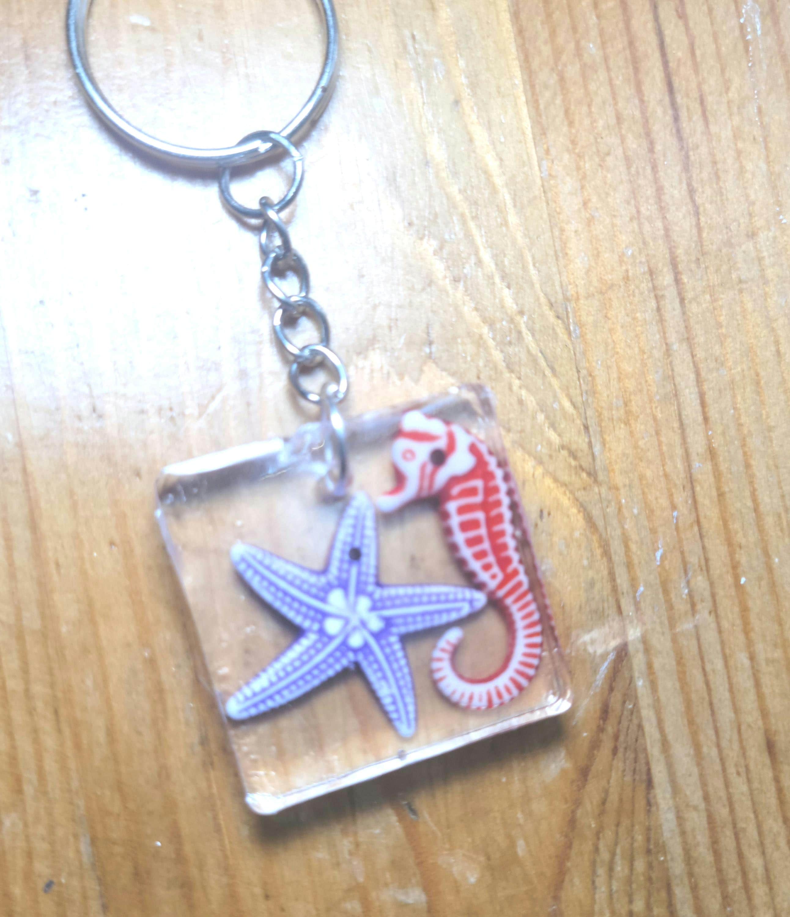 Seahorse and starfish resin keychain - Thumbnail 2