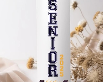Senior 2025 personalisiertes Geschenk, Klasse von 2025 Abschlussgeschenk, 20 Unzen weißer personalisierter dünner Becher vorne und hinten, Seniorenklasse Massengeschenk