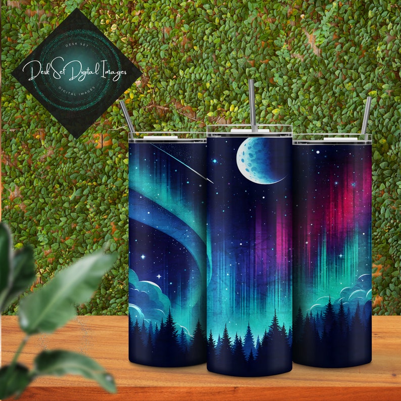 Pode incluir: Tr&ecirc;s copos de a&ccedil;o inoxid&aacute;vel com um design de c&eacute;u noturno com uma silhueta de floresta, aurora boreal e uma lua crescente.