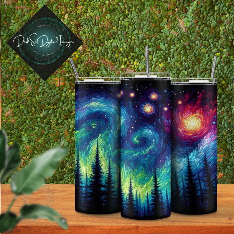 Pode incluir: Tr&ecirc;s copos de a&ccedil;o inoxid&aacute;vel com um design colorido, abstrato e espiralado que lembra um c&eacute;u estrelado. O design apresenta uma silhueta de floresta na parte inferior de cada copo.