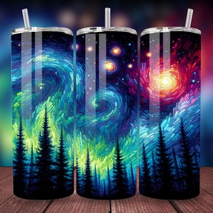 Pode incluir: Tr&ecirc;s copos de a&ccedil;o inoxid&aacute;vel com um design de gal&aacute;xia em espiral colorido e uma silhueta de uma floresta em primeiro plano. Os copos s&atilde;o todos do mesmo tamanho e t&ecirc;m uma tampa preta.