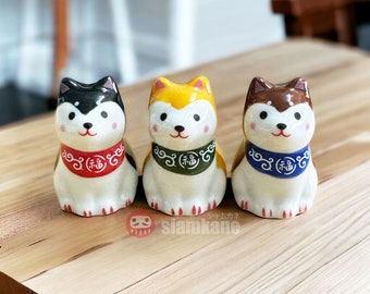 Poupée Shiba Inu en céramique décorée, porte-bonheur japonais de 5 cm de haut.