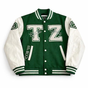 Puede incluir: Una chaqueta universitaria de color verde bosque con mangas blancas, que presenta grandes letras de fieltro blanco T y Z en el pecho. La chaqueta incluye botones a presión blancos, puños acanalados a rayas y texto bordado State, Phi y COB '03.
