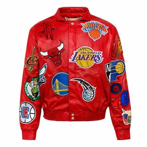 Puede incluir: Una chaqueta universitaria de color rojo brillante con varios logotipos bordados de equipos de la NBA y parches relacionados con el baloncesto en la parte delantera y las mangas. La chaqueta tiene cuello clásico, cierre de botones y puños acanalados.