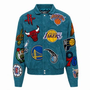 Può includere: Una giacca varsity in camoscio color verde acqua con vari loghi e grafiche di squadre NBA ricamati sul davanti e sulle maniche. La giacca presenta un colletto, una chiusura frontale con bottoni, polsini e orlo a coste con numerosi emblemi di basket.