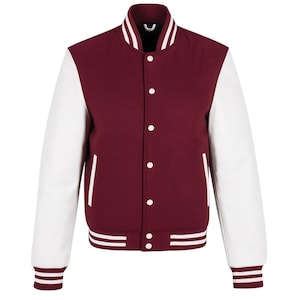 Könnte beinhalten: Burgunderrote und weiße Collegejacke. Die Jacke hat einen burgunderroten Körper mit weißen Ärmeln. Kragen, Manschetten und Bund haben weiße Streifen. Die Jacke hat eine Knopfleiste und einen klassischen College-Stil.