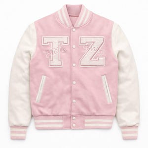 Pode incluir: Casaco universitário rosa e branco com as letras bordadas "T" e "Z". O casaco tem mangas brancas, gola listrada e punhos listrados. A palavra "State" é bordada acima do "T" e "Phi" acima do "Z".