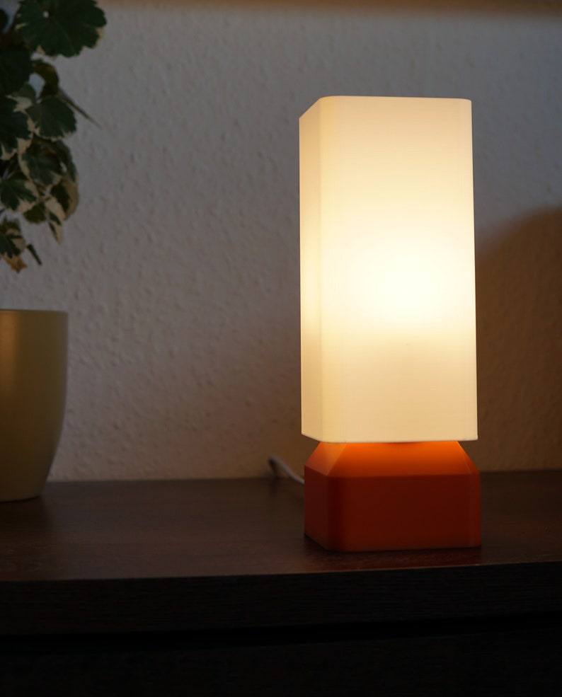 LED Tischleuchte Fackel Nachtischlampe / Schreibtischlampe in modernem und Minimalischtischem Design LED Tischlampe mit Holz Sockel Bild 4