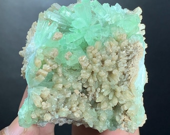 Spécimen d'aragonite verte : 137 grammes
