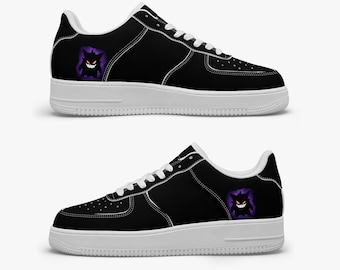 Zapatillas negras personalizadas con emblema único de la bestia morada