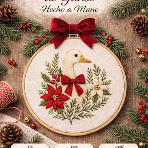 Puede incluir: Bordado navideño hecho a mano con un diseño de ganso en un aro de madera. Incluye flores de pascua rojas, vegetación y un lazo rojo. El texto "Bordado Navideño de Ganso" está en la parte superior.