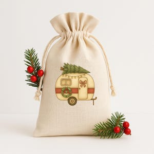 Puede incluir: Una bolsa de regalo beige con cordón y un diseño festivo de caravana. La caravana está decorada con un árbol de Navidad, una corona y un lazo. Ramas de hoja perenne y bayas rojas acentúan la bolsa, creando un tema navideño.