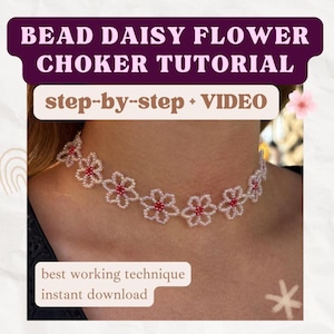 以下が含まれることがあります： 赤と白のビーズで作られたデイジーフラワーチョーカーネックレス。画像には「BEAD DAISY FLOWER CHOKER TUTORIAL」と「step-by-step + VIDEO」というテキストが含まれています。追加のテキストは「best working technique instant download」と書かれています。