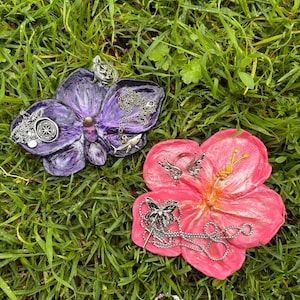 Vassoio portagioie floreale. Simpatico portagioie rosa e viola fatto a mano. Organizzatore di gioielli a forma di fiore estetico. Vassoio portaoggetti. Regalo per la migliore amica.