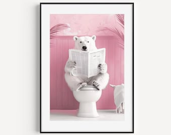 Può includere: Un orso polare bianco seduto su un water bianco in un bagno rosa, che legge un giornale. L'orso indossa un asciugamano bianco intorno al collo.