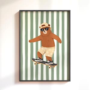 Puede incluir: Lámina enmarcada con un oso pardo montando en monopatín. El oso lleva gafas de sol, gorra y pantalones cortos. El fondo tiene rayas verticales verdes y blancas. El monopatín tiene ruedas negras.