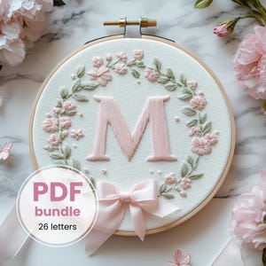 Alfabeto Coquette, Bordado à mão, Padrão PDF, Laço rosa, Design de bordado de letras florais, Arquivo de ponto floral ABC, Design de arte de bastidor de casamento