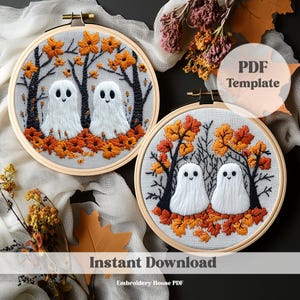 Pode incluir: Dois padrões de bordado em aro que apresentam um par de fantasmas amigáveis em um ambiente de floresta com folhas laranja e marrons. O modelo PDF está disponível para download instantâneo. Embroidery House PDF.