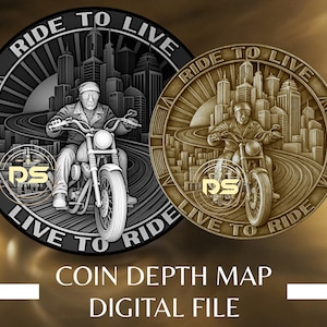 Puede incluir: Dos diseños de monedas circulares con temática de motocicletas. Uno es en escala de grises, el otro en bronce. Cada uno presenta un motociclista frente a un horizonte urbano, con el texto "RIDE TO LIVE" y "LIVE TO RIDE". El texto inferior dice "COIN DEPTH MAP DIGITAL FILE".