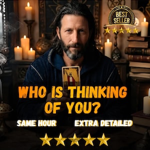 Può includere: Una persona con capelli scuri e barba indossa un indumento con cappuccio blu scuro, tenendo in mano una carta dei tarocchi. L'immagine presenta il testo "WHO IS THINKING OF YOU?", "SAME HOUR", "EXTRA DETAILED" e un badge "BEST SELLER" con cinque stelle dorate.