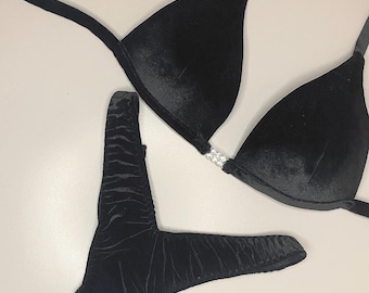 Zwarte basis fitness bikini, figuur bikini, bikini pak, competitie bikini, wellness competitie bikini, NPC, IFBB, poseren competitie