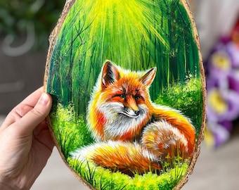Handgefertigtes Acrylgemälde Fuchs auf rustikaler Holzscheibe: Sonnige Waldlandschaft