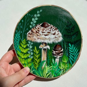 Funghi nella foresta, dipinto acrilico su fetta di legno, decorazione murale a tema foresta, decorazione naturale dipinta a mano, regalo rustico nel bosco, arte cottagecore