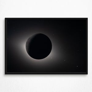 Puede incluir: Una taza de cerámica blanca con asa negra y el texto "But First, Coffee" en negrita negra. La taza probablemente tiene entre 325 y 440 ml, perfecta para una bebida matutina.