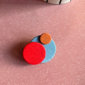 OLE • Holz-Brosche handmade geometrische Formen Kreise Planeten rot hellblau hellbraun