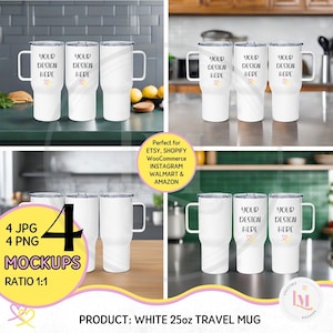 Puede incluir: Cuatro tazas de viaje blancas de 25 onzas con un asa en el lateral. Las tazas están sobre una superficie de madera y una encimera. El texto "YOUR DESIGN HERE" está en cada taza.