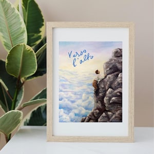 Puede incluir: Una impresión artística enmarcada representa a una persona escalando un acantilado rocoso. La obra de arte presenta un cielo azul y blanco con nubes. Las palabras "Verso l'alto" están escritas en guion azul. El marco es de color madera clara.