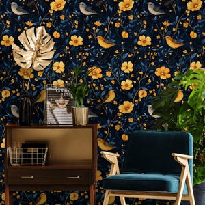 Carta da parati floreale Midnight Garden / Fiori gialli e uccelli canterini / Carta da parati murale blu navy staccabile e attaccabile