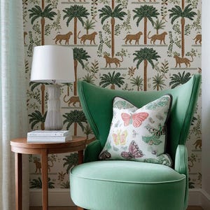 Papel de parede decorativo com estampa tropical de chita, palmeiras e muito mais.