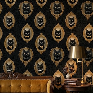 Peut inclure: Papier peint noir texturé orné de portraits de chats noirs dans des cadres dorés. Les chats portent des nœuds papillon et des colliers. Un canapé doré et une table d'appoint avec une lampe sont au premier plan.