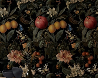 Könnte beinhalten: Tapete mit schwarzem Hintergrund und einem sich wiederholenden Muster aus Granatäpfeln, orangefarbenen Zitrusfrüchten, blassrosa Blüten sowie gelben und schwarzen Schmetterlingen. Eine dunkle Glasvase und zwei kleine schwarze Schalen stehen auf einer Holzoberfläche.
