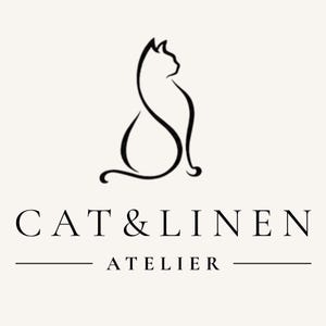 K&ouml;nnte beinhalten: Eine schwarze Strichzeichnung einer sitzenden Katzensilhouette &uuml;ber dem Text CAT & LINEN in Serifenschrift, mit dem Wort ATELIER darunter zentriert zwischen zwei horizontalen Linien auf einem hellen cremefarbenen Hintergrund.