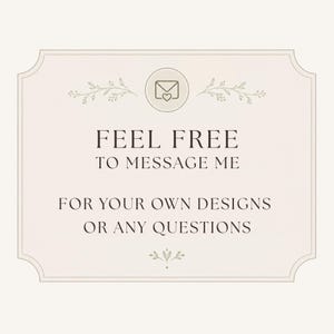K&ouml;nnte beinhalten: Ein rechteckiges Schild mit hellbeigem Hintergrund und einem d&uuml;nnen Rahmen. Der Text lautet: FEEL FREE TO MESSAGE ME FOR YOUR OWN DESIGNS OR ANY QUESTIONS. &Uuml;ber dem Text befindet sich ein Briefumschlag-Symbol mit Herz und florale Akzente.