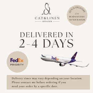 K&ouml;nnte beinhalten: Eine Grafik mit dem Logo von Cat & Linen Atelier, einem wei&szlig;en FedEx-Flugzeug mit violetter und orangefarbener Aufschrift sowie Texten wie Delivered in 2-4 Days, Quick Delivery 2-4 Business Days to Your Door, FedEx Priority und Lieferhinweisen.