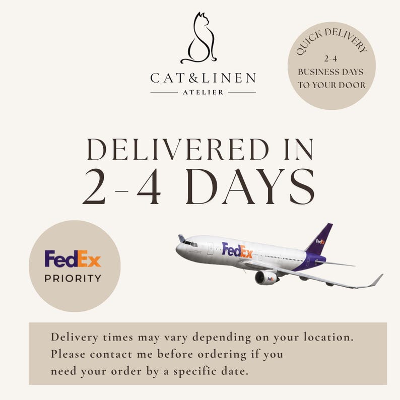 K&ouml;nnte beinhalten: Eine Grafik mit dem Logo von Cat & Linen Atelier, einem wei&szlig;en FedEx-Flugzeug mit violetter und orangefarbener Aufschrift sowie Texten wie Delivered in 2-4 Days, Quick Delivery 2-4 Business Days to Your Door, FedEx Priority und Lieferhinweisen.