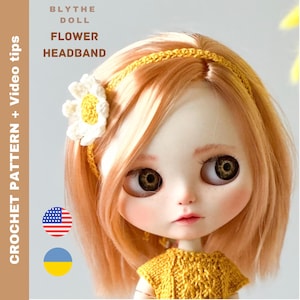 Könnte beinhalten: Eine Blythe-Puppe mit einem gelben gehäkelten Blumen-Haarband. Das Haarband ist mit einer weißen gehäkelten Blume verziert. Die Puppe hat langes, hellbraunes Haar und blaue Augen. Das Bild enthält den Text "BLYTHE DOLL FLOWER HEADBAND CROCHET PATTERN + VIDEO TIPS".
