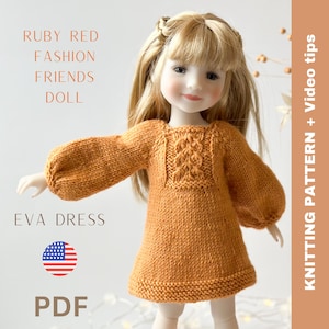 Op de afbeelding: Breipatroon voor een poppenjurk genaamd "Eva Dress" van Ruby Red Fashion Friends Doll. Het patroon bevat videotips en is beschikbaar als PDF-download.