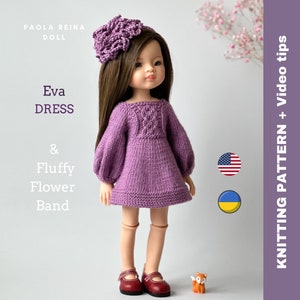 Può includere: Un vestito di maglia viola con un motivo a treccia e un cerchietto di fiori soffice. Il vestito è progettato per una bambola Paola Reina. L'immagine include il testo "Eva DRESS & Fluffy Flower Band" e le bandiere degli Stati Uniti e dell'Ucraina.